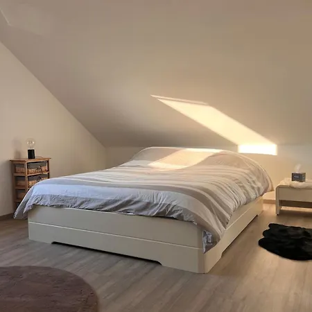 Maison Lesve Semesterbostad *